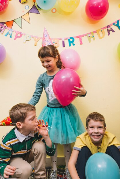 誕生日パーティーで風船を持つ子供たち