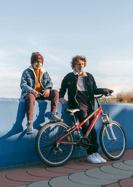 무료 사진 야외에서 자전거를 타는 아이들