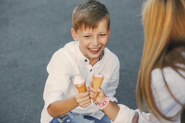 Free photo kids with ice cream