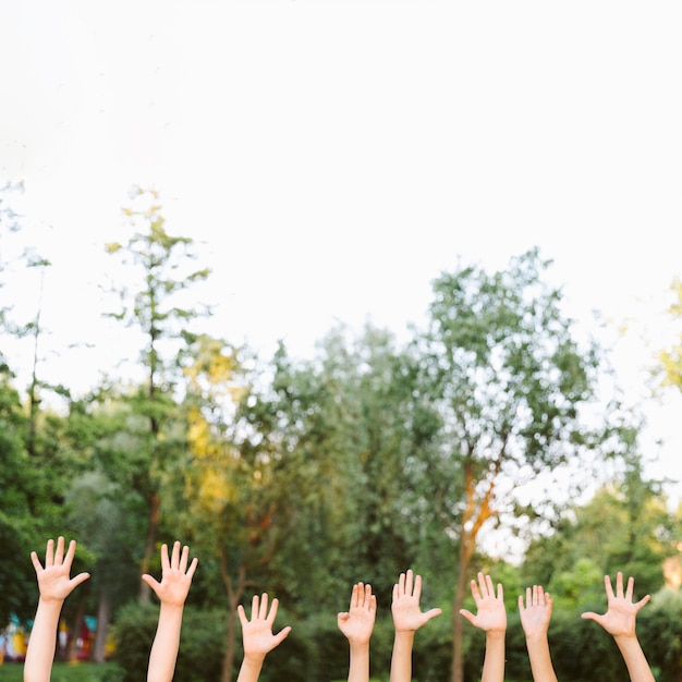 Foto gratuita bambini con le mani in alto con spazio di copia