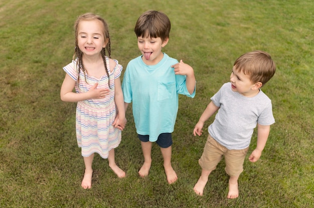 Bambini con la lingua fuori