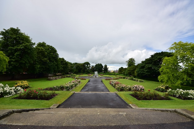 アイルランドの曇り空の下で緑に囲まれたキルケニー城庭園