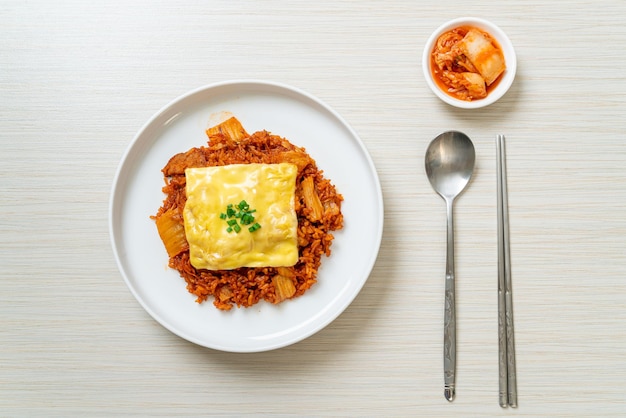 Жареный рис с кимчи со свининой и сыром - азиатская кухня и стиль фьюжн