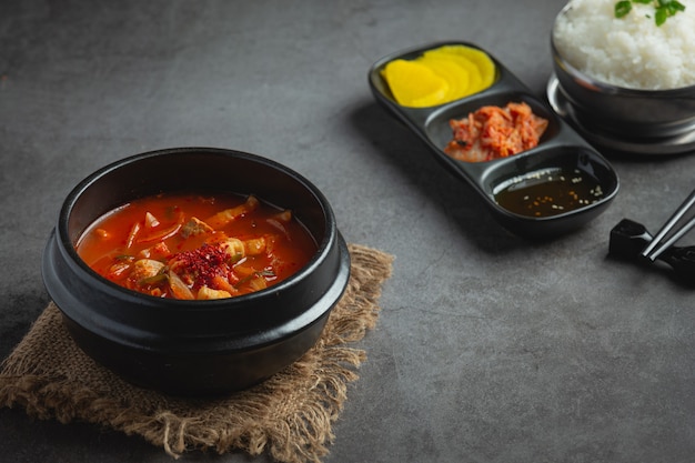 그릇에 담아 바로 먹을 수있는 김치 찌개 또는 김치국