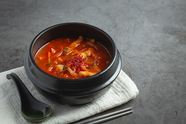 Кимчи Джикаэ или суп кимчи, готовый к употреблению в миске