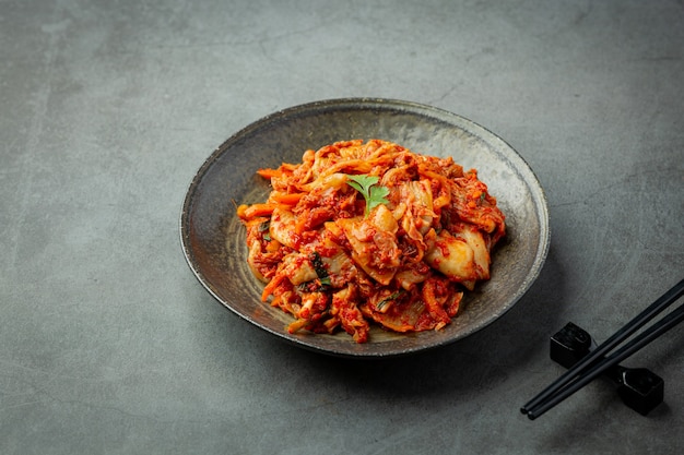 Free photo kimchi ready to eat in black plate