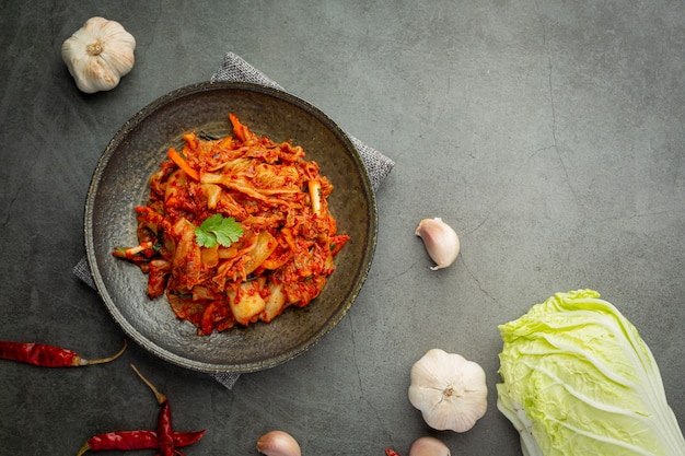 Free photo kimchi ready to eat in black plate