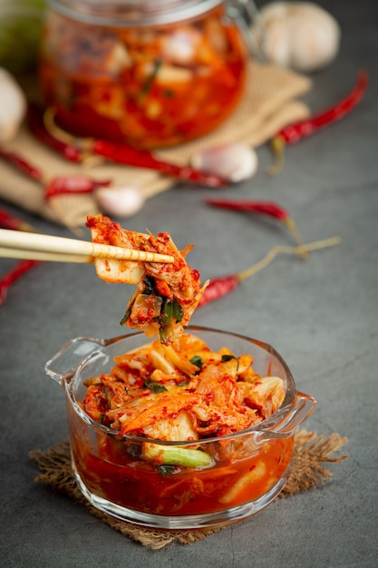 Foto gratuita kimchi pronto da mangiare nella ciotola