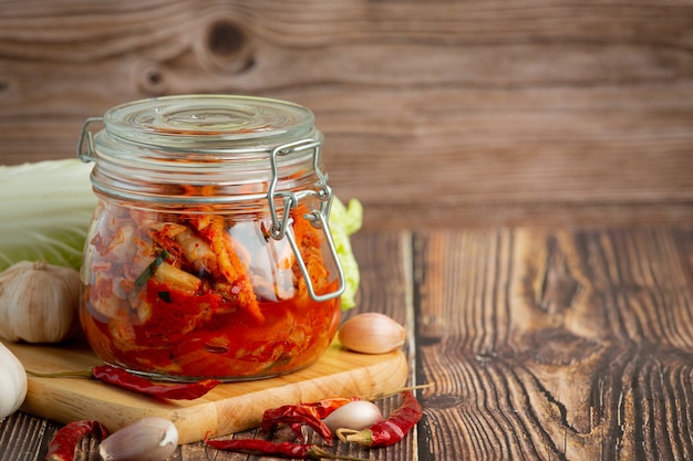 Foto gratuita kimchi pronto da mangiare in barattolo di vetro