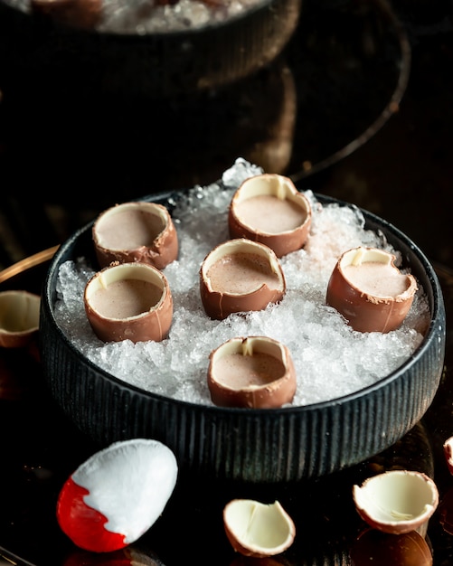 Free photo kinder surprise with cocoa in a bowl with ice