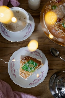 크림과 과일을 곁들인 킹 케이크 스페인의 전형적인 크리스마스 스위트