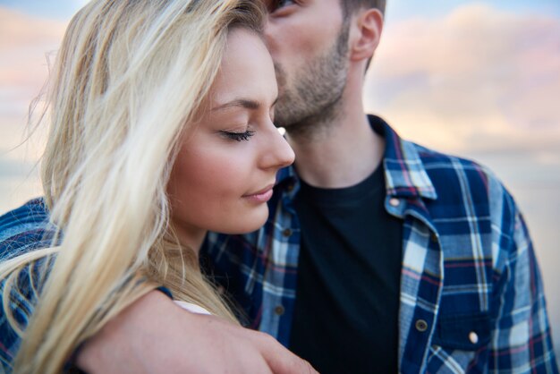 ヤドリギの下でのキスは伝統です 無料の写真