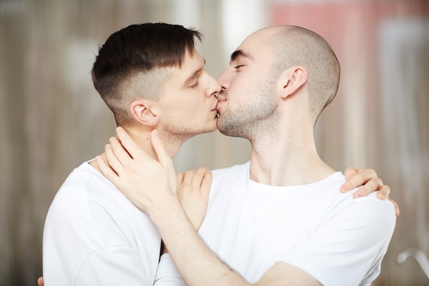 Бесплатное фото Поцелуй мужчин
