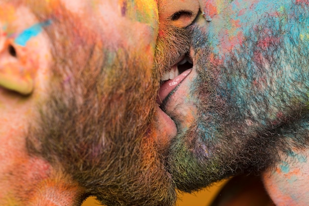 화려한 무지개 페인트에서 동성애 남자의 커플 키스