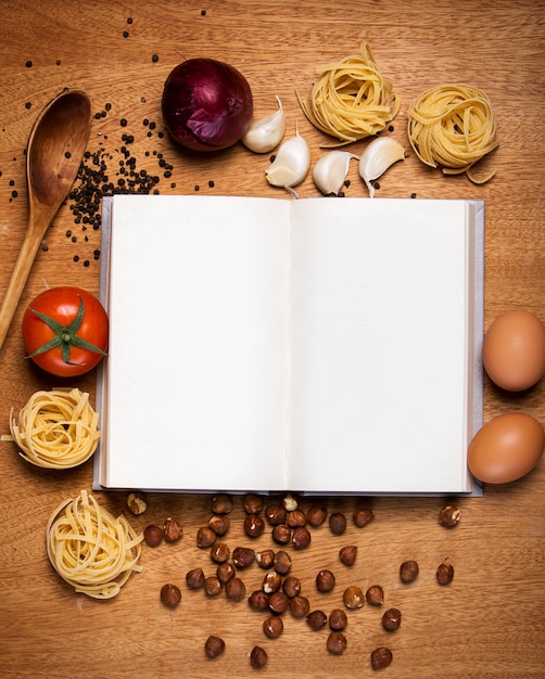Кухня. Кулинарная книга и еда