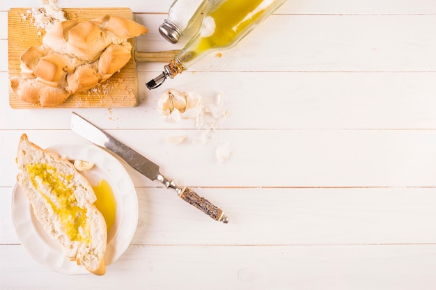 Foto gratuita desktop della cucina con pane all'aglio