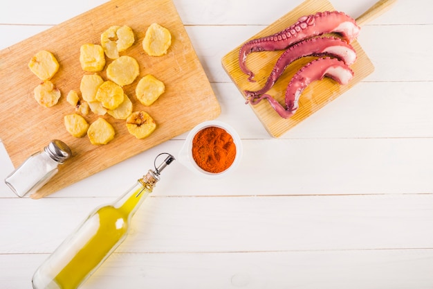 Foto gratuita desktop della cucina con patate e frutti di mare