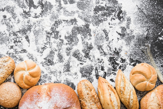 Foto gratuita tavolo da cucina con panetteria e farina