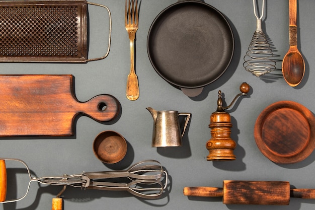 Foto gratuita vista dall'alto della disposizione degli utensili da cucina