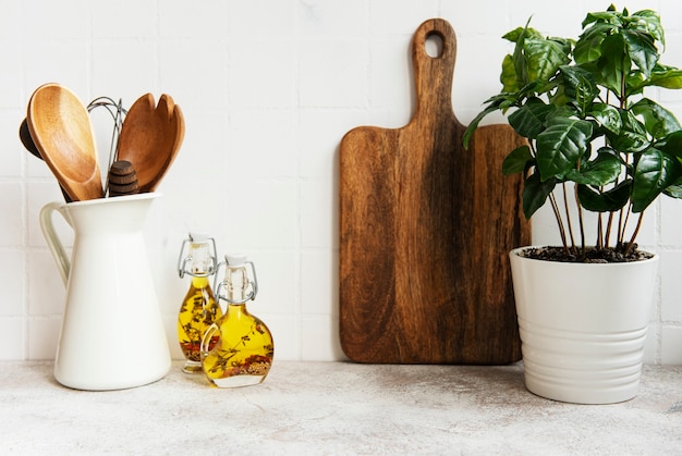 Кухонная утварь, инструменты и посуда на стене белой плитки поверхности