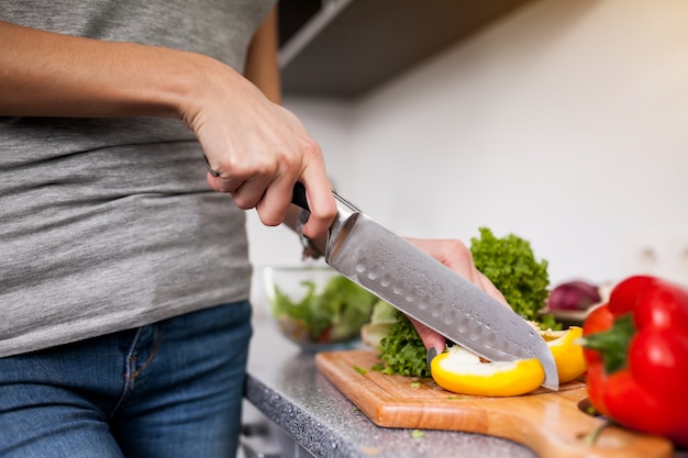 キッチン若い人の食品の女性