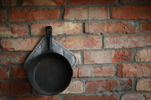 Foto gratuita utensili da cucina sul muro