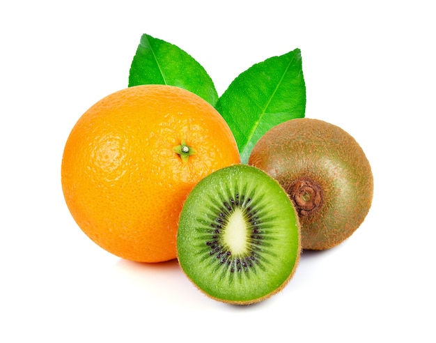 キウイ​と​オレンジ色​の​果物​は​白い​背景​で​隔離