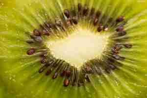 Free photo kiwi fruit with seeds close-up