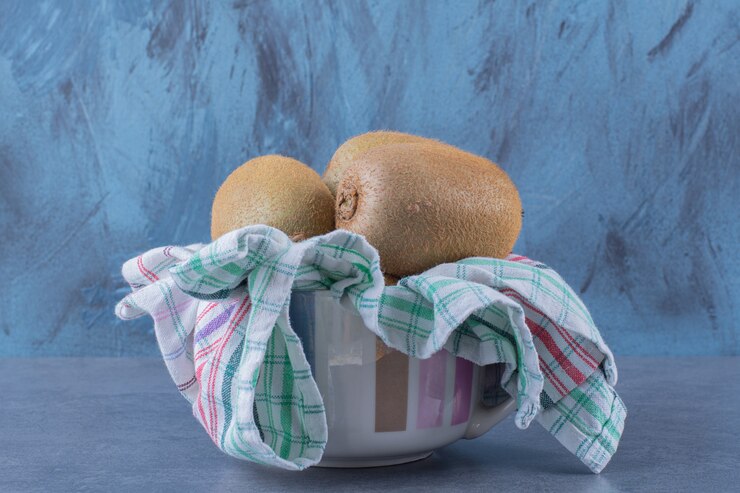 Free Photo kiwi fruits on towel in bowl on the dark surface