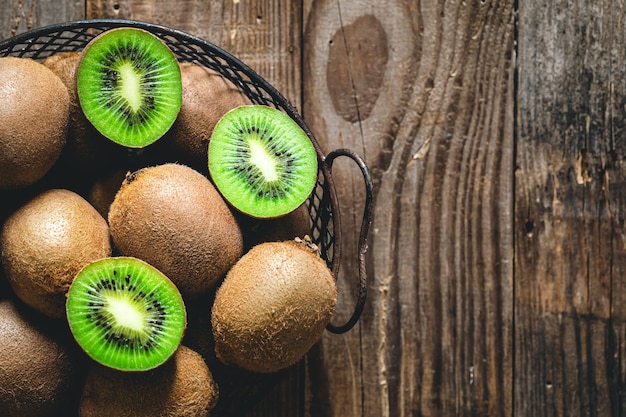 Foto gratuita kiwi su uno sfondo di legno una vista dall'alto