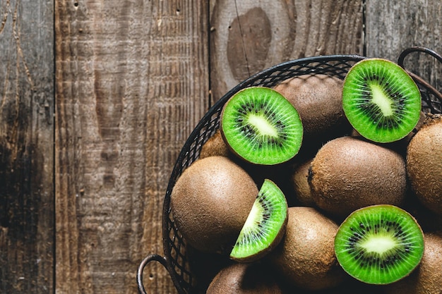 Kiwi su uno sfondo di legno una vista dall'alto