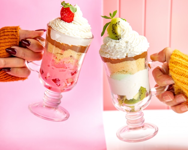 Free photo kiwi and strawberry parfait crumbled cookies whipped cream caramel strawberry and kiwi