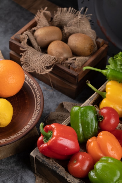 Free photo kiwies and color peppers in rustic trays.