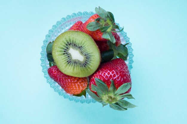 Kiwifruit and strawberries in bowl