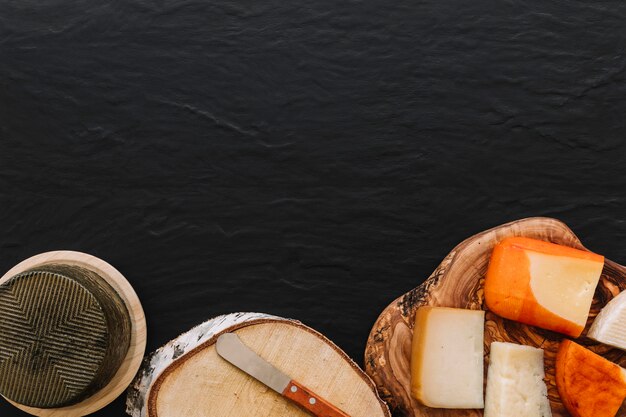 木製のナイフとチーズ