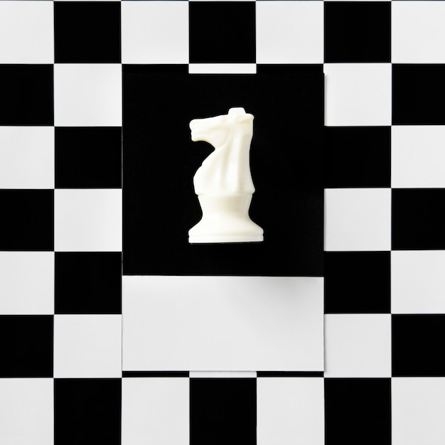 Бесплатное фото Рыцарская шахматная фигура на узоре