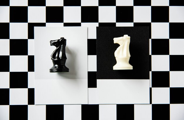 Рыцарская шахматная фигура на узоре