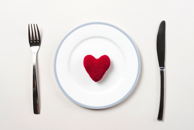 Вязаное сердце на тарелке