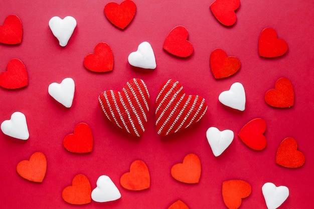 Free photo knitted hearts in middle of heart composition