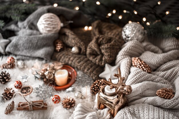 Вязаный свитер и рождественские украшения, вид сверху. Натюрморт