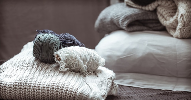 Foto gratuita maglione lavorato a maglia con gomitoli di lana, un concetto di calore e comfort, hobby, sfondo, primo piano