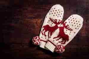 Free photo knitted warm gloves on wood