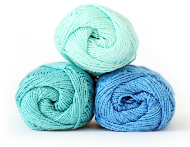 編み物、クローズアップ。テーブルの上の青い糸