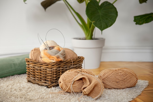 무료 사진 원사와 뜨개질을 하는 뜨개질 개념