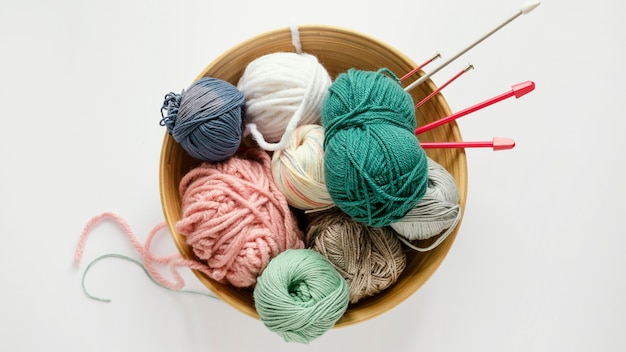 かごの中の編み針と羊毛