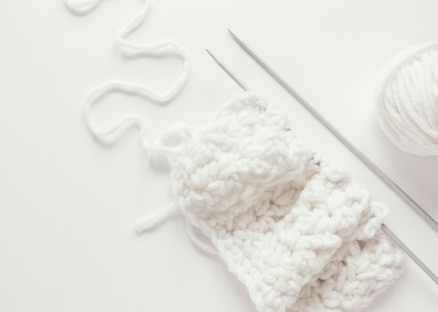机の上の編み針と羊毛
