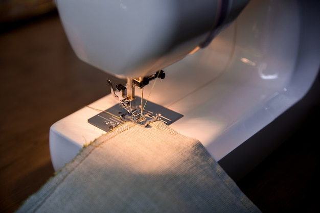 Knitting tissue on the sewing machine