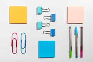 Free photo knolling concept with sticky notes and paper clips