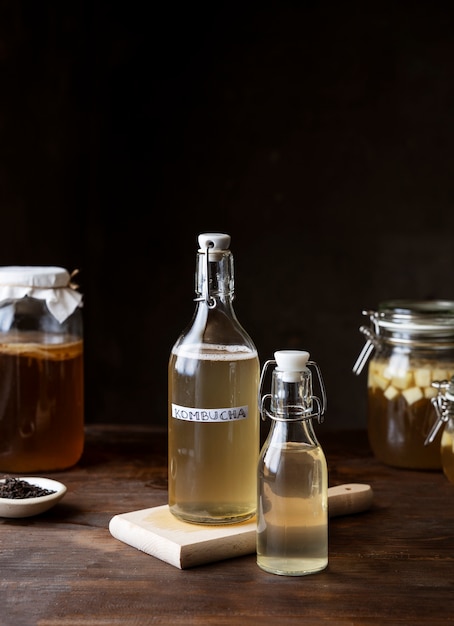 무료 사진 kombucha 병 및 항아리 구색