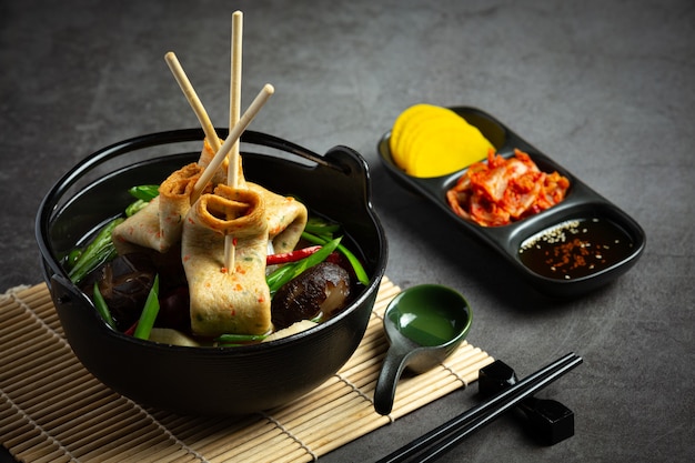 Бесплатное фото Корейский рыбный пирог и овощной суп на столе
